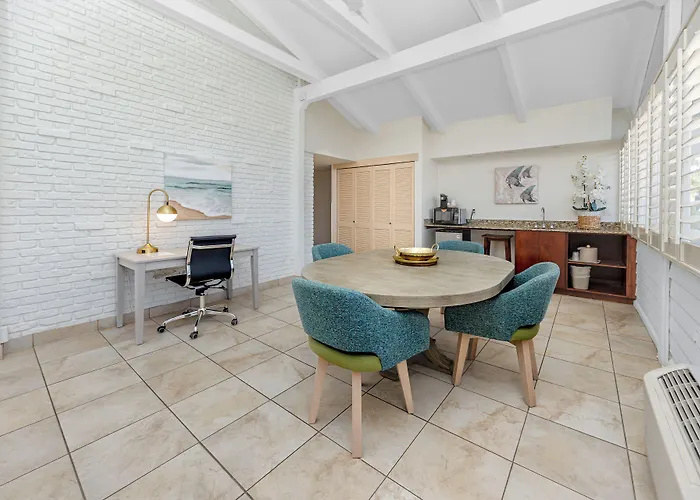 Best Western Plus Yacht Harbor Inn