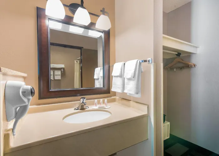 Days Inn By Wyndham Watertown