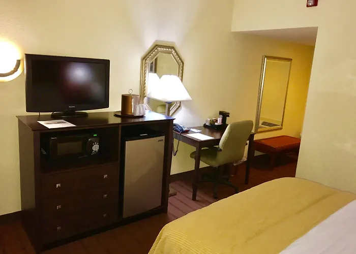 Clarion Hotel & Suites Hamden-New Haven