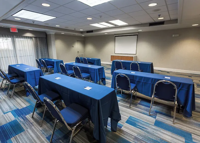 Holiday Inn Express & Suites Wilmington-University Center By Ihg