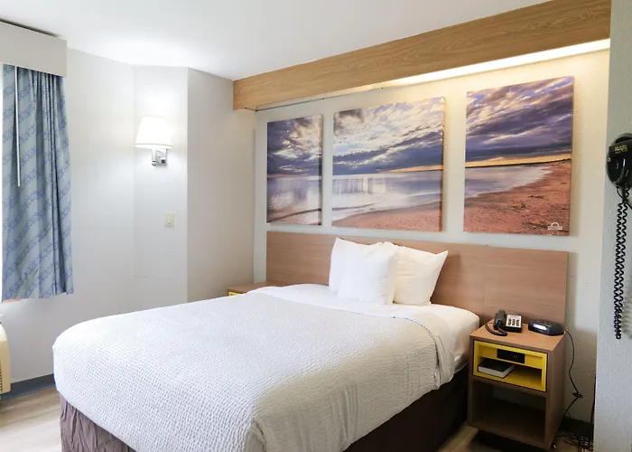 Days Inn By Wyndham Flint/Bishop International Airport