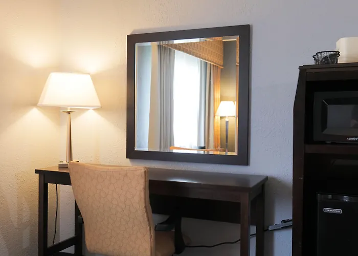 Baymont By Wyndham Flint Airport North