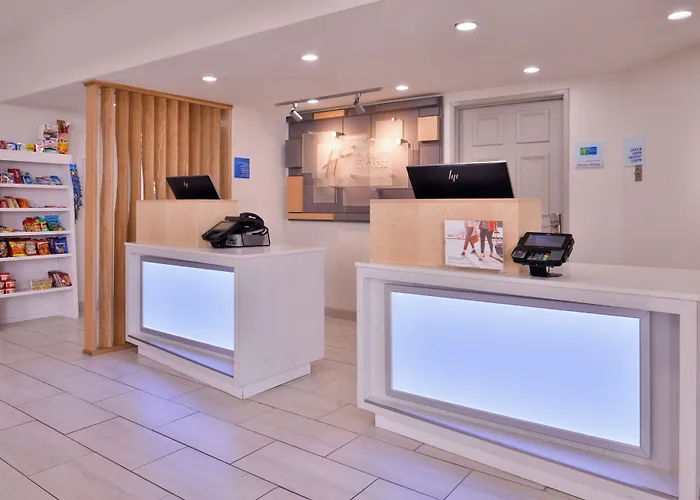 Holiday Inn Express & Suites Farmington Bloomfield By Ihg