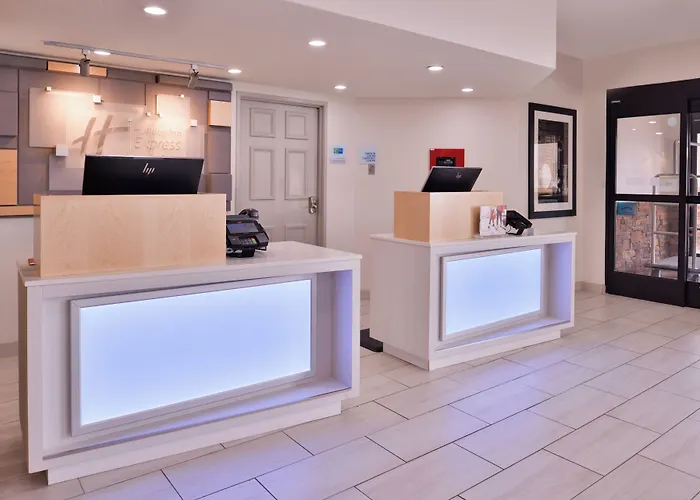 Holiday Inn Express & Suites Farmington Bloomfield By Ihg