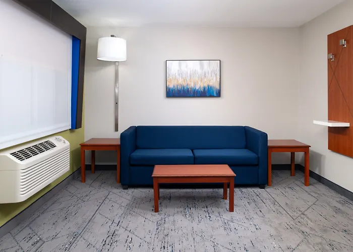 Holiday Inn Express & Suites Farmington Bloomfield By Ihg