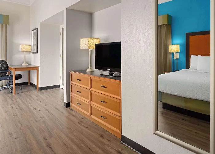 La Quinta Inn By Wyndham Pittsburgh Airport