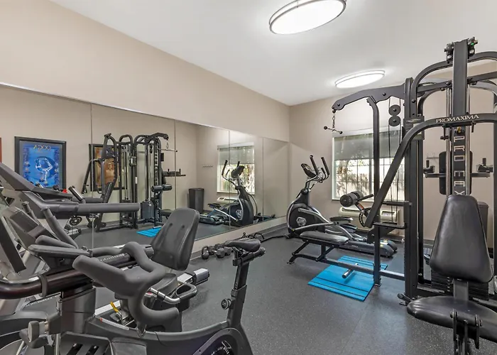 Best Western Plus Lake Dallas Inn & Suites