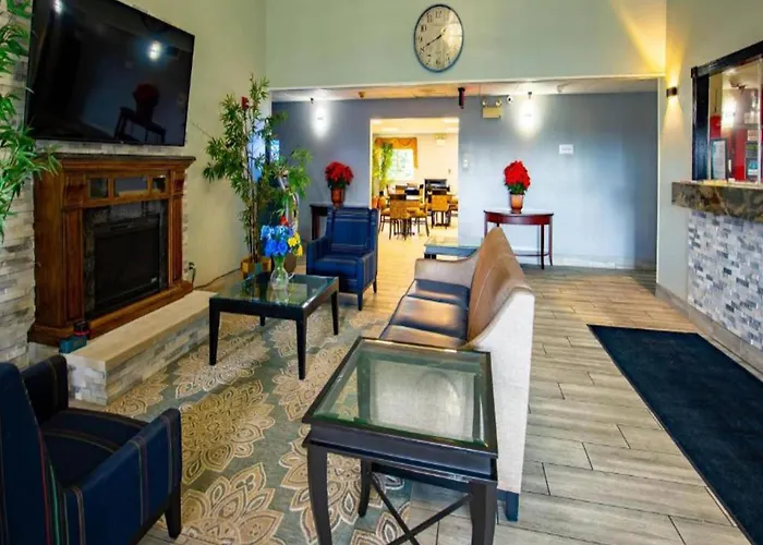 Quality Inn & Suites Woodstock Near Lake Geneva