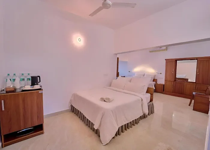 Alleppey Holiday Beach Resort - Sea View Rooms With Direct Beach Access