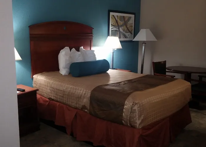 Days Inn By Wyndham Englewood Dayton Airport