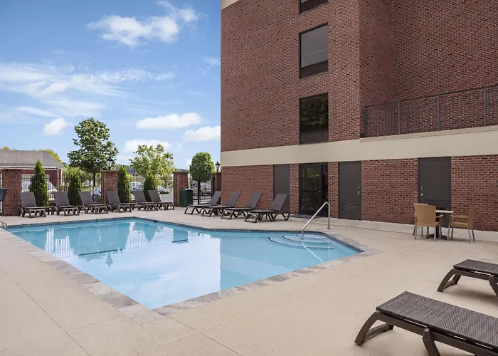 Comfort Suites Outlet Center