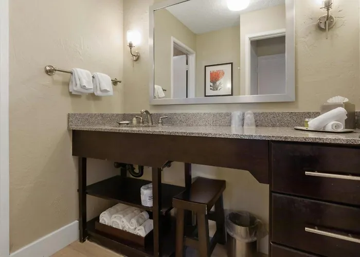 Plantation Hale Suites