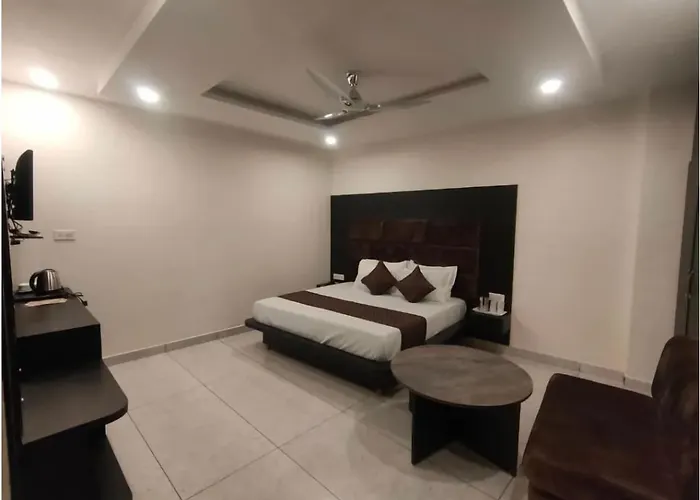 Hotel The Vaishvik Banganga Road