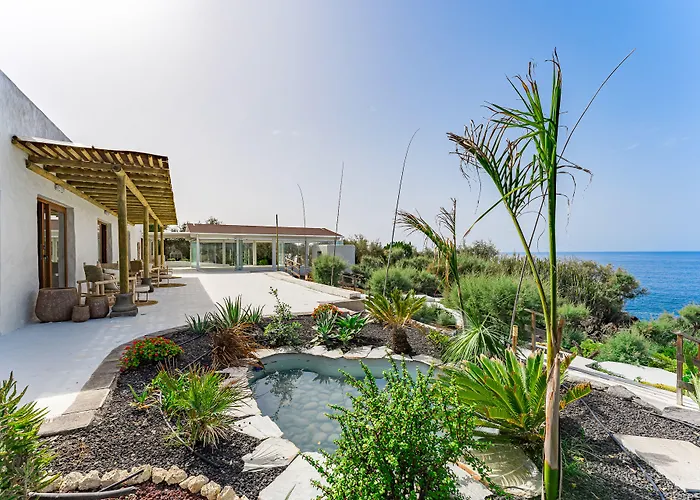 Costa Magica - Romantic Ocean Boutique Hotel & Club