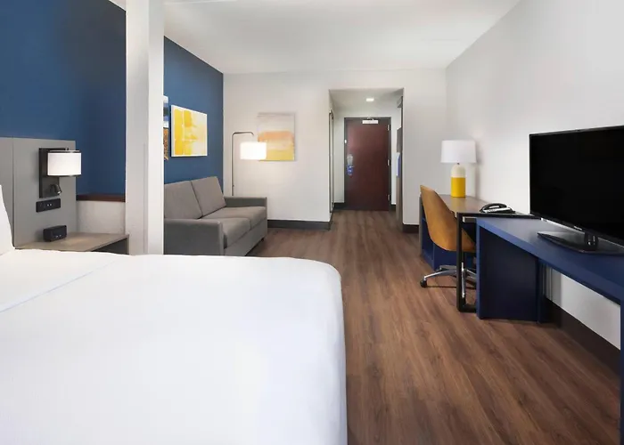 Comfort Suites Outlet Center