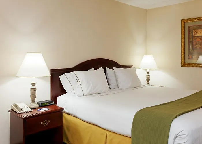 Holiday Inn Express Hotel & Suites Huntsville University Drive