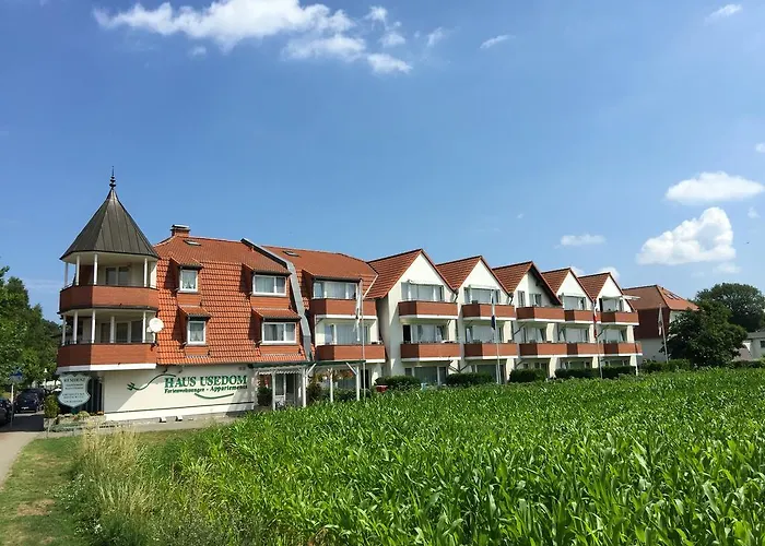 HAUS USEDOM Ferienwohnanlage mit Frühstücks-Restaurant gegenüber im Seeschlösschen