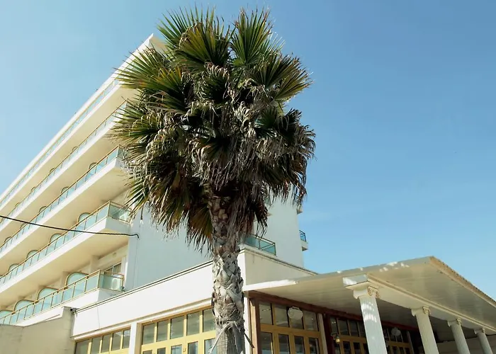 Santa Beach Hotel