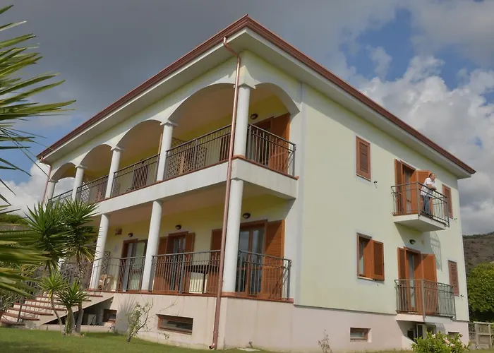 Larus Hotel