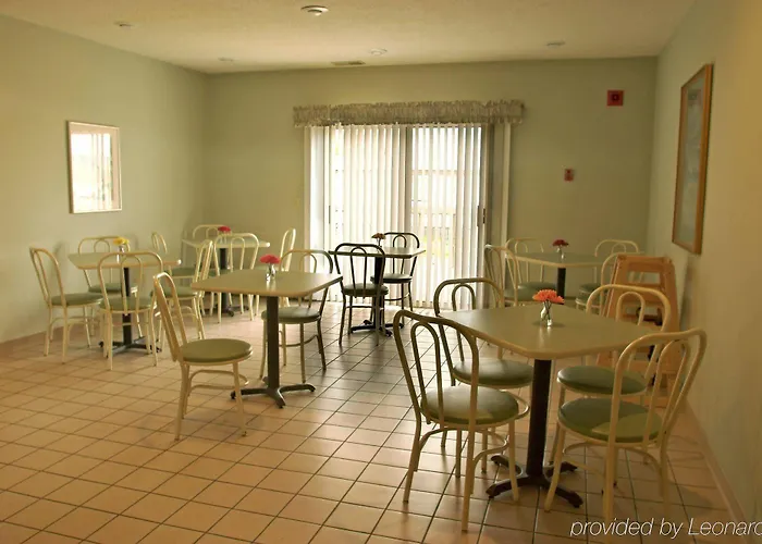 Boarders Inn & Suites By Cobblestone Hotels - Supe