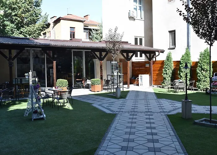 Villa Nina Hotel & Lounge Bar
