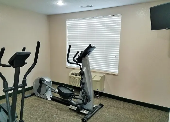 Oak Hill Inn & Suites