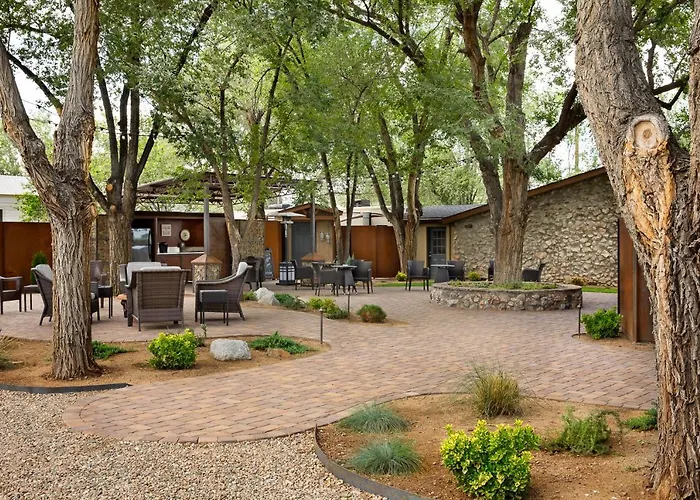 Primrose Inn And Suites