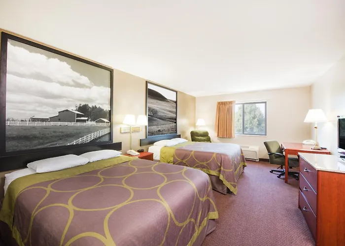 Super 8 By Wyndham Iola Ks