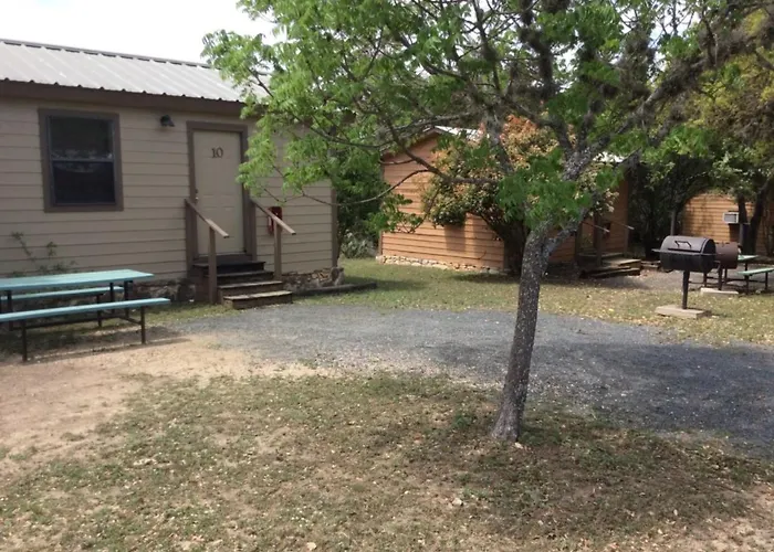The Historic Leakey Inn