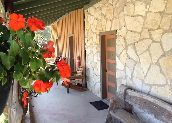 The Historic Leakey Inn
