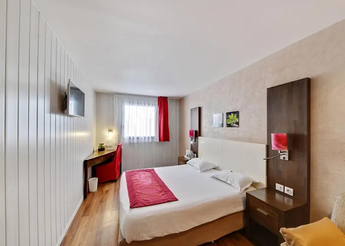 Hotel Paris Pacific: Metro-Adjacent Lodging Near Orly Airport