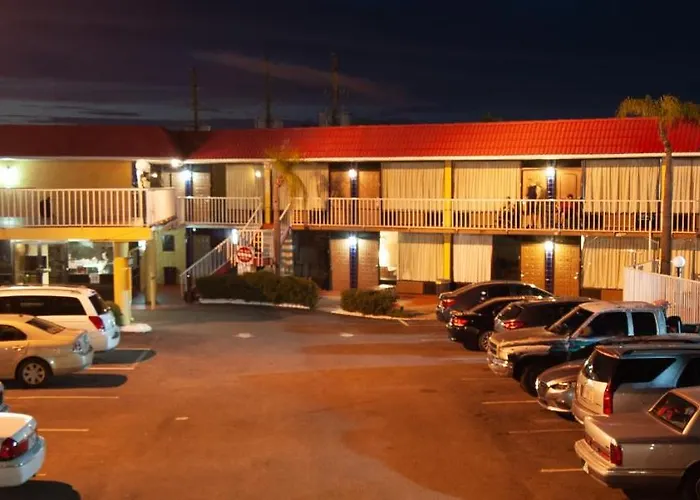 Express Inn & Suites - 5 Miles From St Petersburg Clearwater Airport