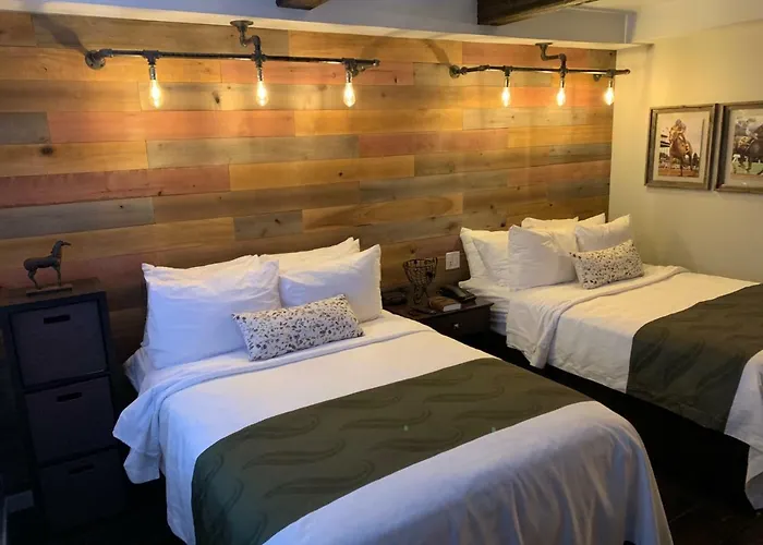 Cedar Stables Inn & Suites