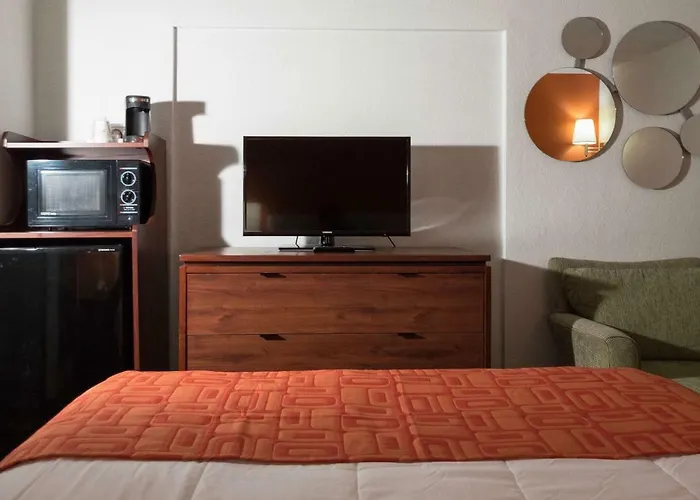 Howard Johnson By Wyndham Waukegan Great Lakes