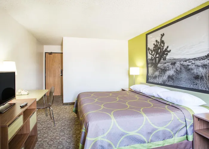Super 8 By Wyndham Kingman