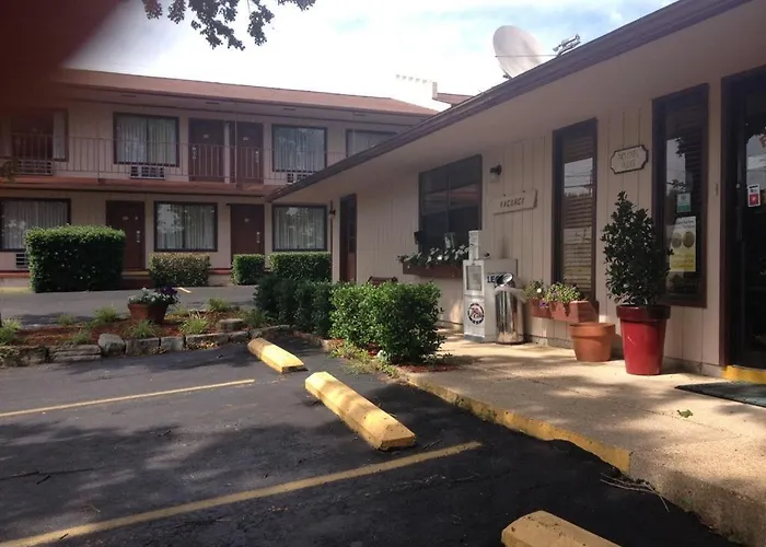 The Parkwood Inn & Suites