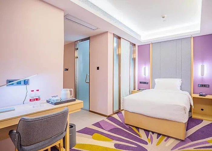 Lavande Hotel Zhaoqing Qixingyan Scenic Spot Yihua International Square